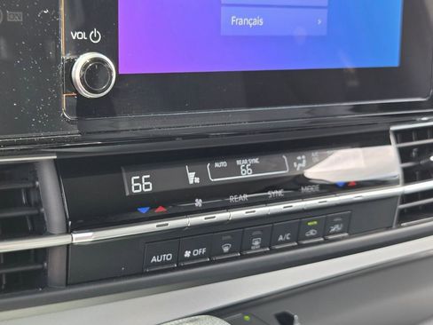 Used 2025 Toyota Sienna LE FWD image 20