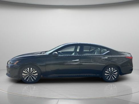 Used 2025 Nissan Altima 2.5 SV FWD image 4