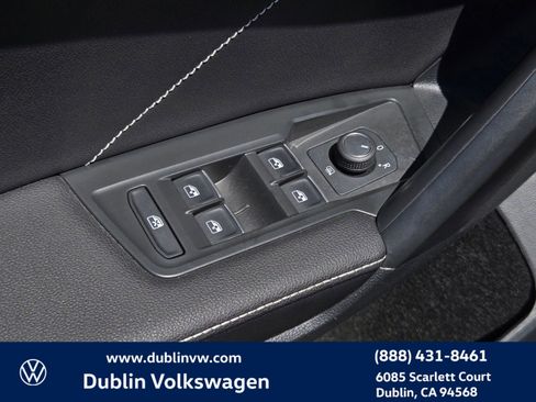 Used 2023 Volkswagen Tiguan SE w/ Panoramic Sunroof Package FWD image 11