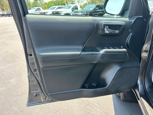 Used 2019 Toyota Tacoma TRD Sport AWD/4WD image 11