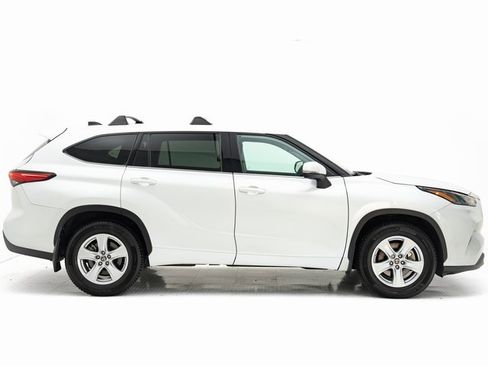Used 2022 Toyota Highlander L image 32