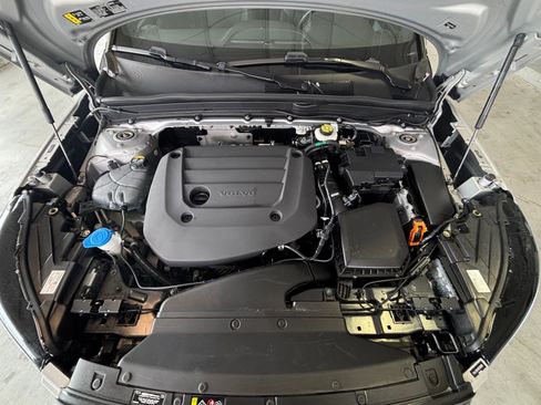 Used 2024 Volvo XC40 B5 Core image 35