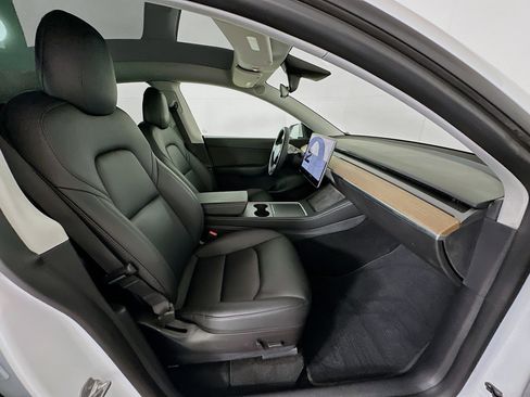 Used 2022 Tesla Model Y Long Range image 32