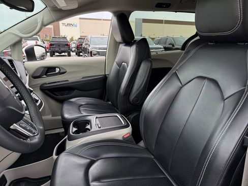 Used 2023 Chrysler Pacifica Touring-L FWD image 22