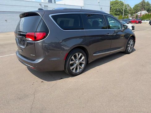 Used 2020 Chrysler Pacifica Limited w/ Tire & Wheel Group FWD image 5