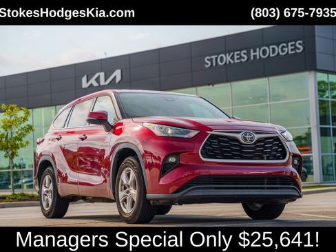 Used 2022 Toyota Highlander LE FWD image 1