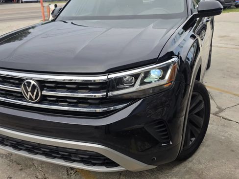 Used 2022 Volkswagen Atlas Cross Sport SE w/ Panoramic Sunroof Package FWD image 3