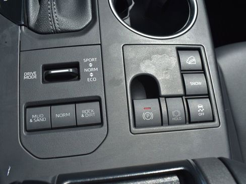 Used 2023 Toyota Highlander XLE AWD/4WD image 13