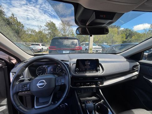 Used 2025 Nissan Rogue SV FWD image 30