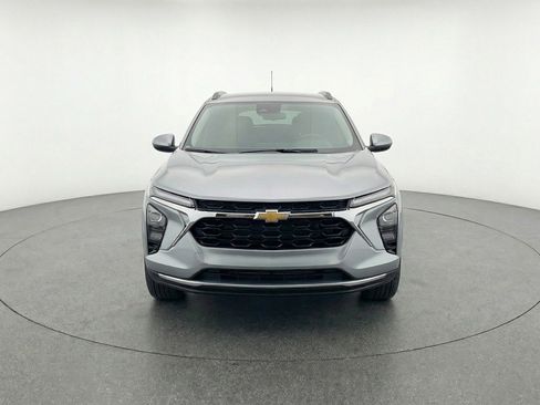 Used 2025 Chevrolet Trax LT image 2
