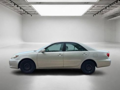 Used 2005 Toyota Camry LE FWD image 2
