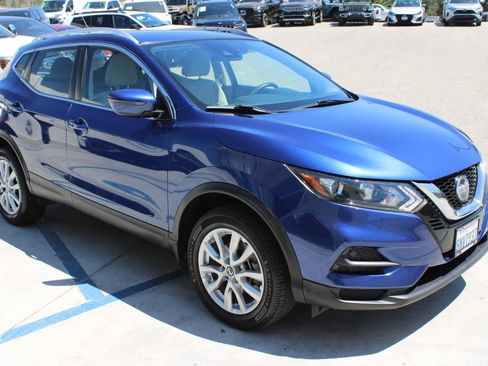 Used 2020 Nissan Rogue Sport SV FWD image 3