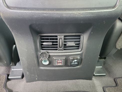 Used 2022 Nissan Titan SV w/ SV Convenience Package RWD image 9