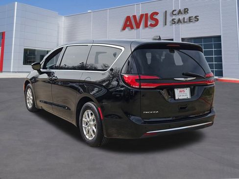 Used 2025 Chrysler Pacifica Select image 3