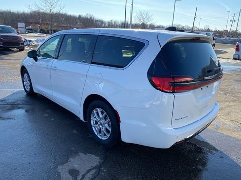 Used 2023 Chrysler Pacifica Touring-L image 7
