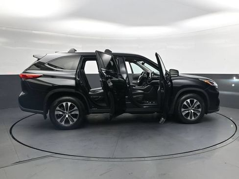 Used 2023 Toyota Highlander XLE AWD/4WD image 40