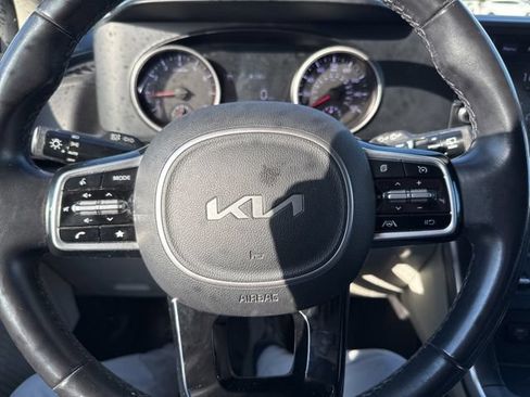 Used 2022 Kia Carnival LX FWD image 10