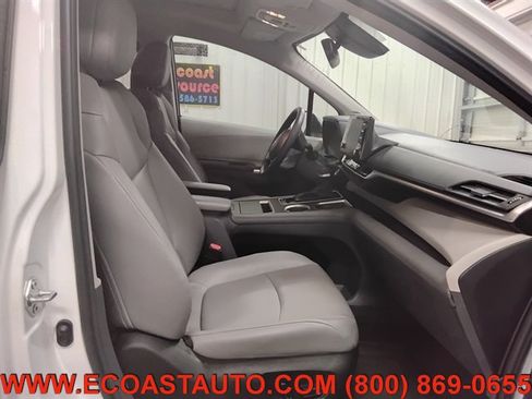 Used 2023 Toyota Sienna XLE w/ XLE Plus Package AWD/4WD image 15