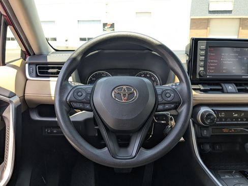 Used 2022 Toyota RAV4 LE AWD/4WD image 18