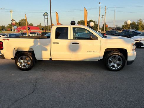 Used 2019 Chevrolet Silverado 1500 Custom w/ Custom Convenience Package AWD/4WD image 8