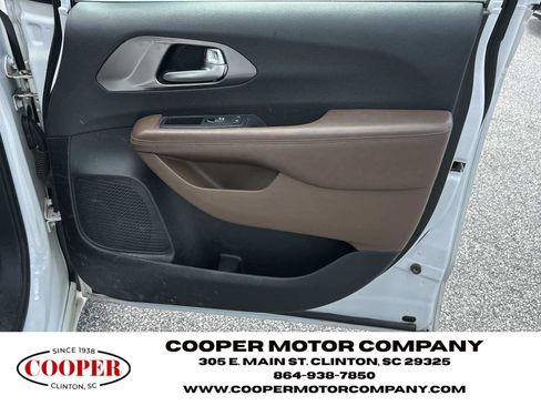 Used 2017 Chrysler Pacifica Limited w/ UConnect Theater Package FWD image 14