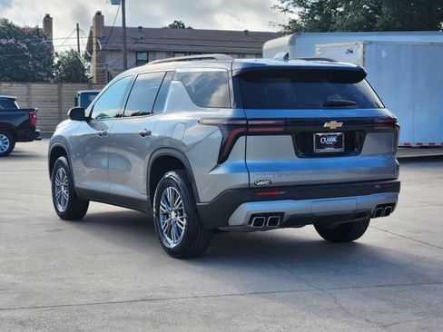 Used 2024 Chevrolet Traverse LT FWD image 3