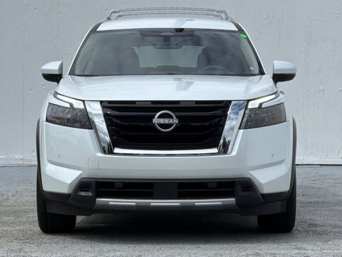 Used 2025 Nissan Pathfinder SL FWD image 8