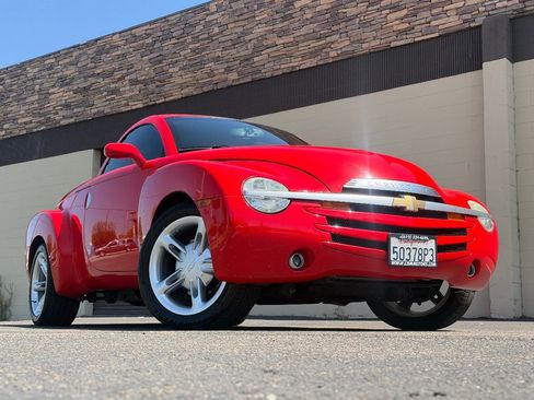 Used 2003 Chevrolet SSR w/ Preferred Equipment Group RWD image 2