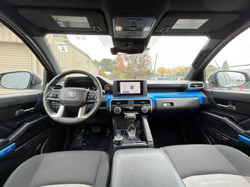 Used 2025 Toyota Tacoma TRD Off-Road image 31