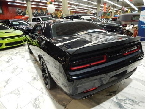 Used 2017 Dodge Challenger SXT Plus image 7