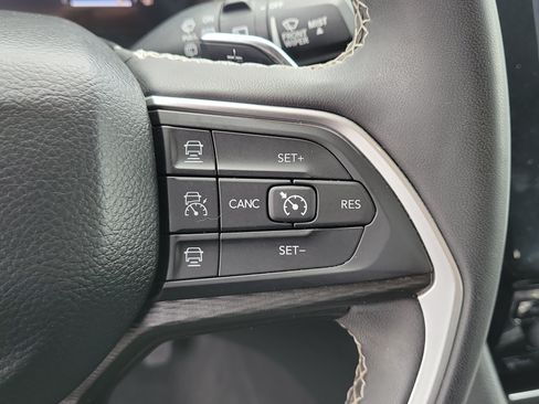 Used 2024 Jeep Grand Cherokee Laredo RWD image 17