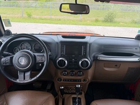 Used 2013 Jeep Wrangler Unlimited Sahara w/ Connectivity Group AWD/4WD image 10