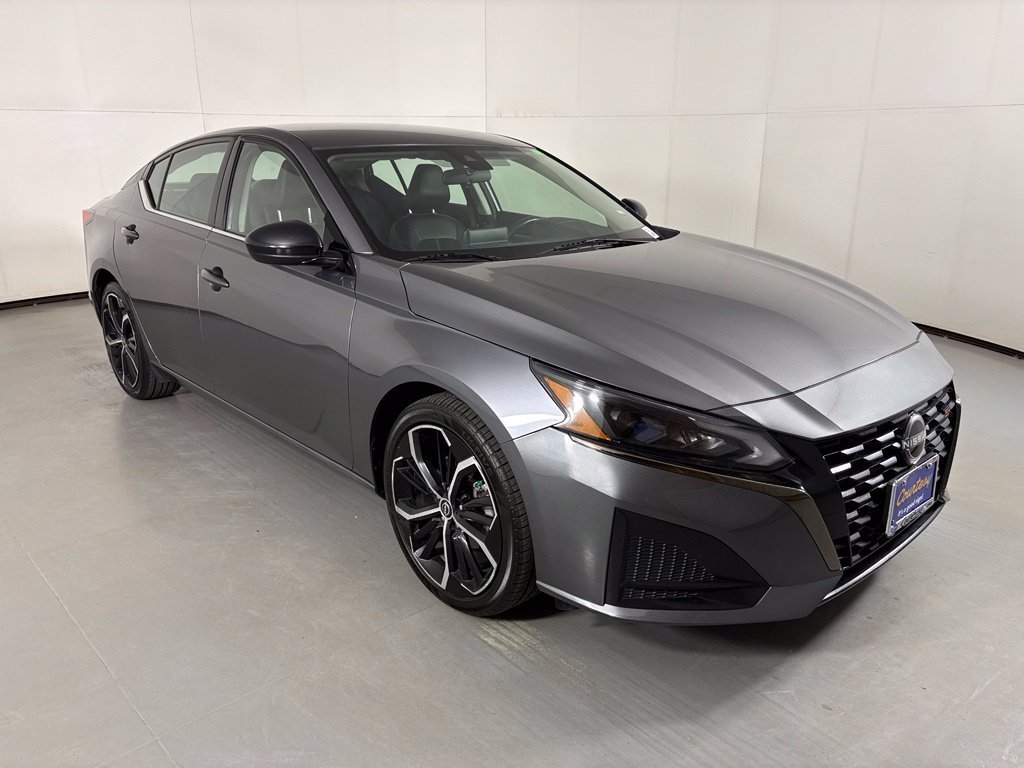 Used 2024 Nissan Altima 2.5 SR FWD image 2