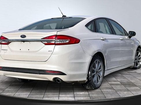 Used 2017 Ford Fusion SE image 2