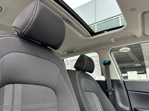 New 2025 Hyundai Venue SEL image 18