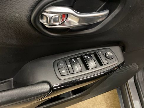Used 2019 Jeep Cherokee Latitude Plus AWD/4WD image 10