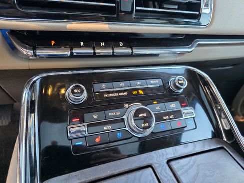 Used 2022 Lincoln Navigator Reserve image 11