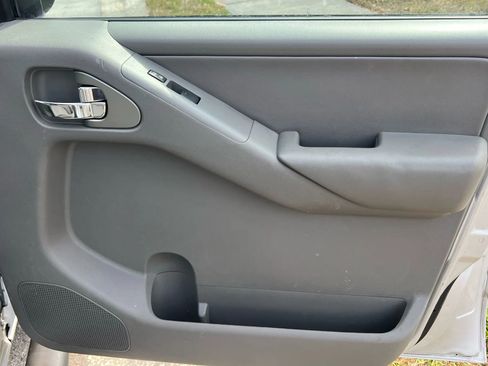 Used 2012 Nissan Frontier SL w/ Moonroof Pkg image 27