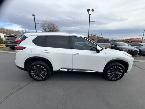 Used 2024 Nissan Rogue Platinum w/ Platinum Premium Package FWD image 3