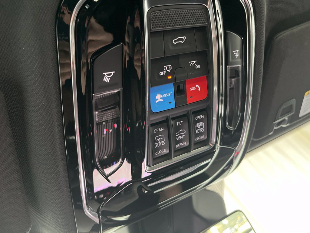 Used 2023 Jeep Grand Cherokee Overland w/ Luxury Tech Group IV AWD/4WD image 19