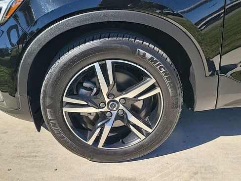 Used 2023 Volvo XC40 B5 Plus image 3