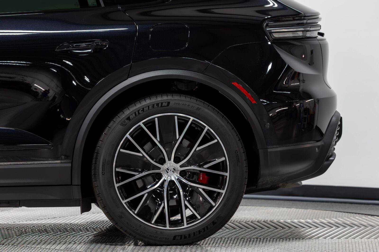 Used 2025 Porsche Macan 4S Electric AWD/4WD image 12