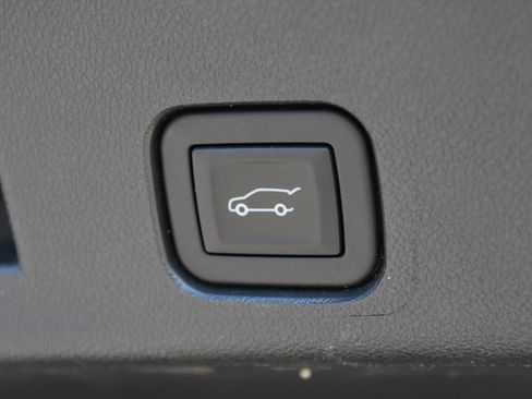 Used 2025 Chevrolet Traverse LT AWD/4WD image 9