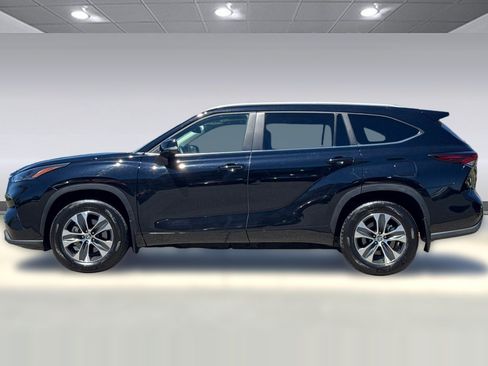 Used 2026 Toyota Highlander XLE AWD/4WD image 2