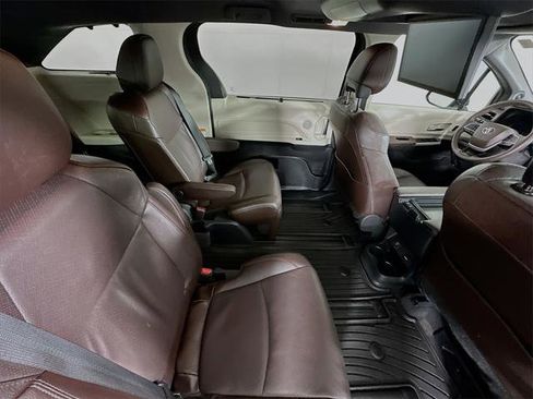 Certified 2024 Toyota Sienna Platinum image 30