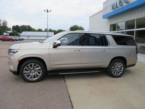 Used 2021 Chevrolet Suburban Premier w/ Premium Package AWD/4WD image 1