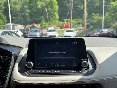 Used 2025 Nissan Rogue SV FWD image 16