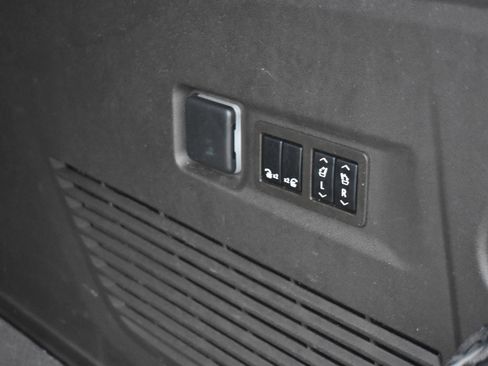 Used 2022 Chevrolet Suburban LT w/ Luxury Package image 37