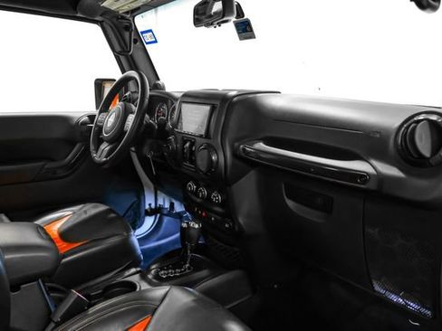 Used 2014 Jeep Wrangler Unlimited Sahara w/ Connectivity Group AWD/4WD image 15