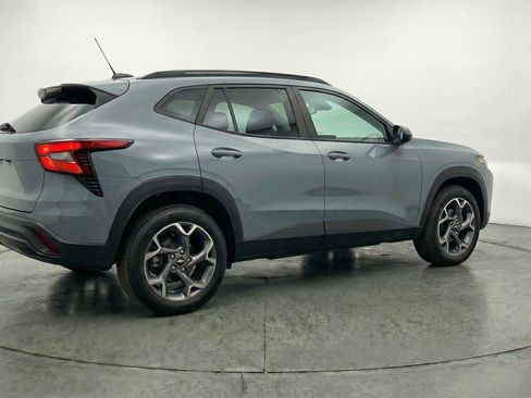 Used 2025 Chevrolet Trax LT w/ LT Convenience Package FWD image 9